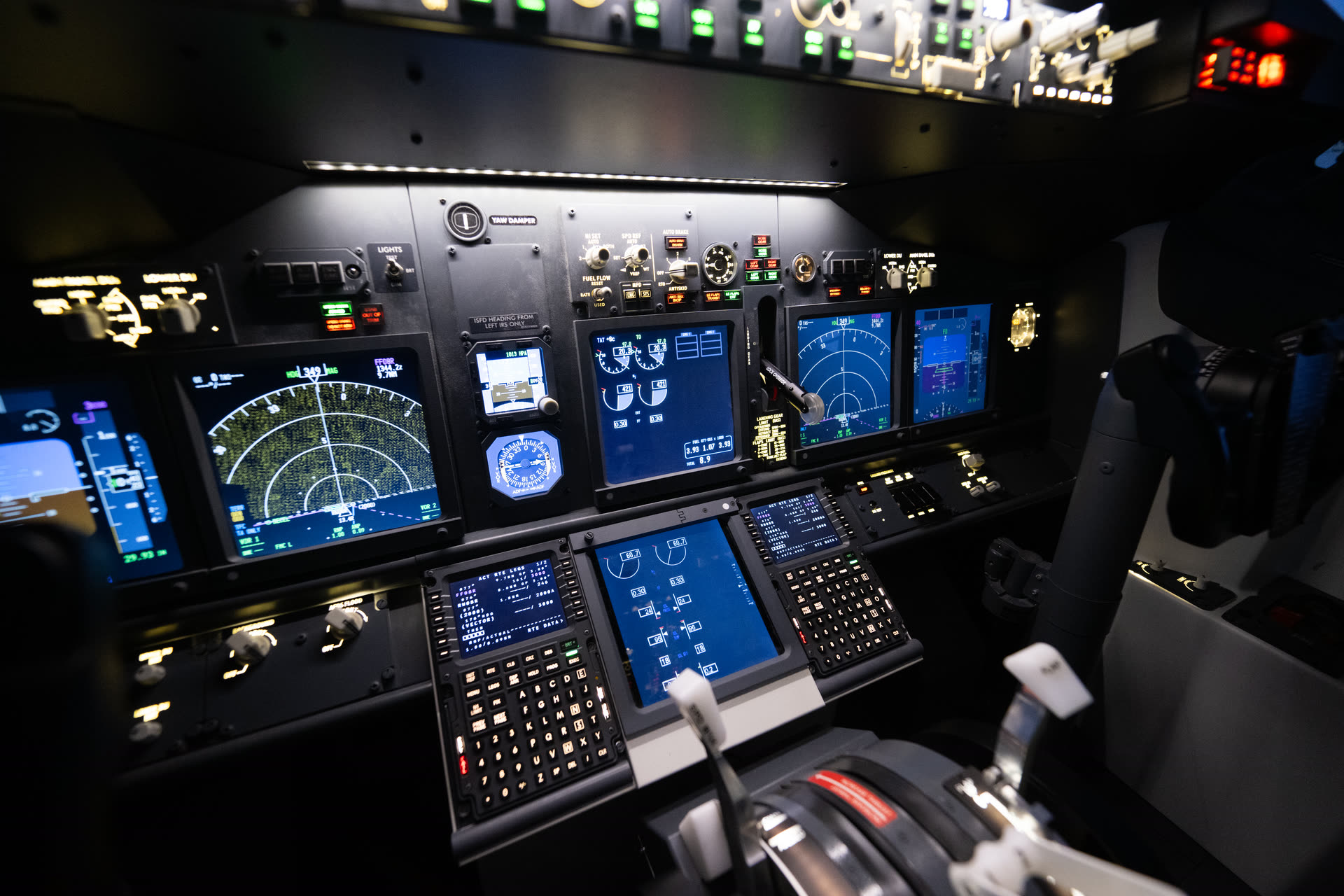 FMC keyboards and centre pedestal, the navigation brain of the 737